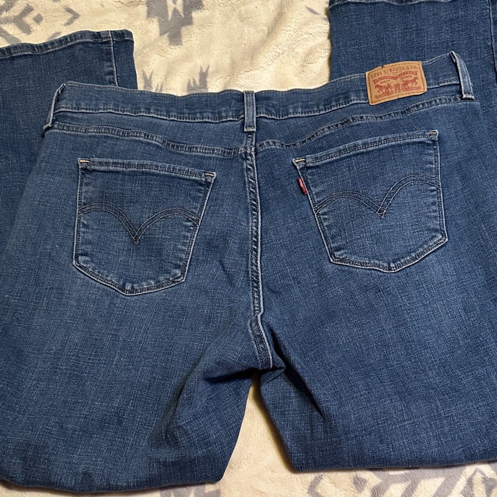A150. Levi's Women's classic Straight Leg Jeans - Classic Denim size 18w